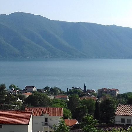 Sea View Hotel Risan Bagian luar foto