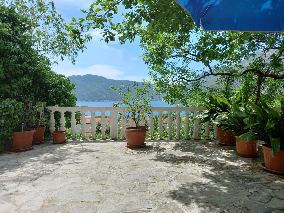 Sea View Hotel Risan Bagian luar foto