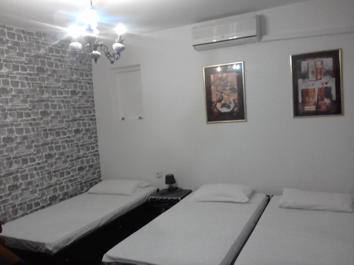Sea View Hotel Risan Bagian luar foto