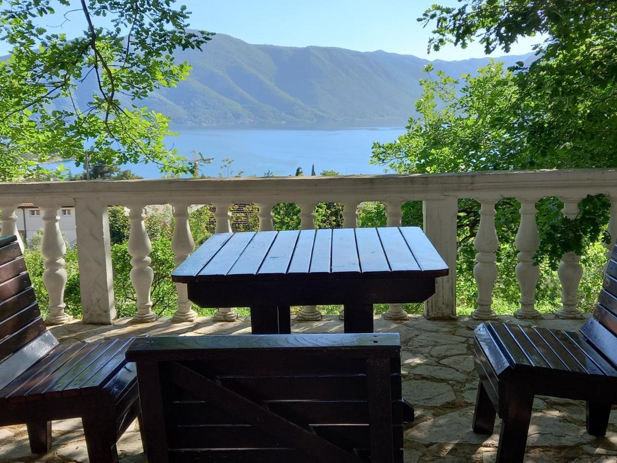 Sea View Hotel Risan Bagian luar foto