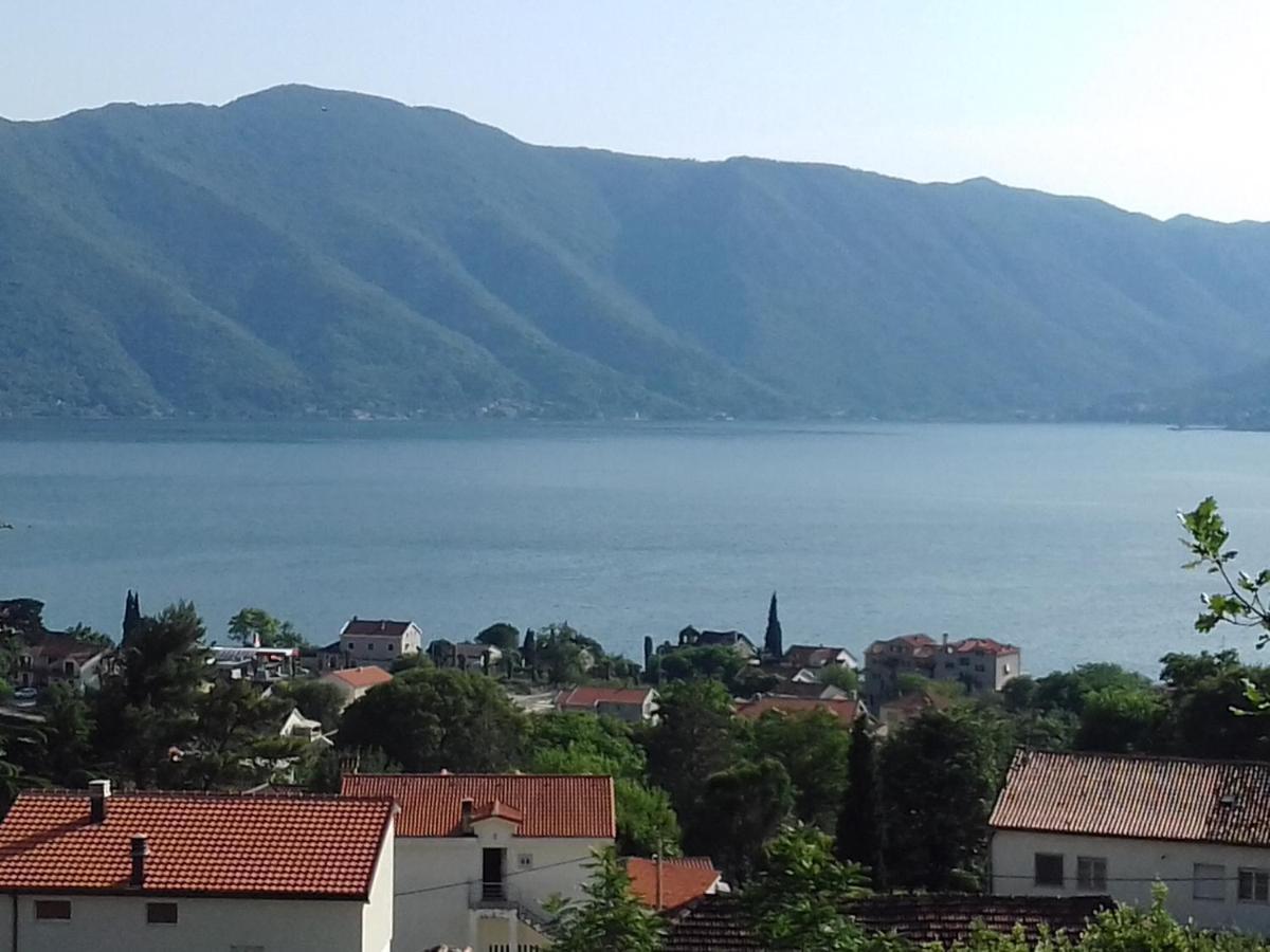 Sea View Hotel Risan Bagian luar foto