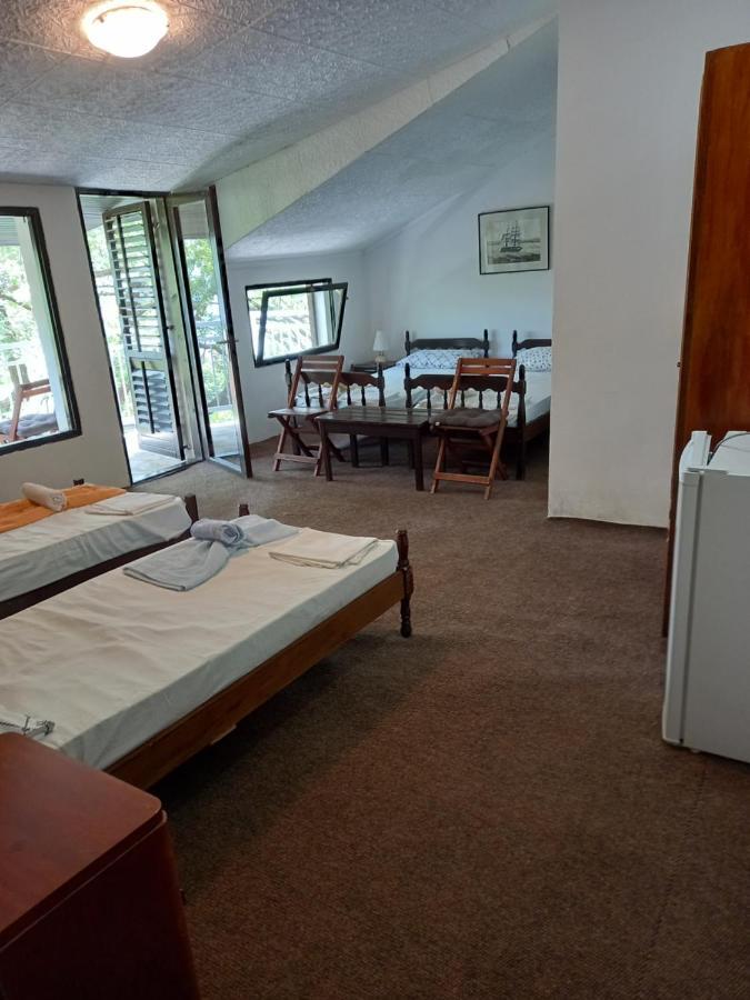Sea View Hotel Risan Bagian luar foto